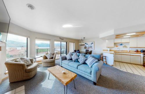 Chelan Apartment | Relaxing Retreat at Lake Chelan Shores with Pool & Hot Tub