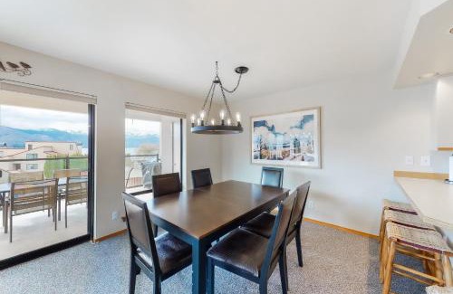 Chelan Apartment | Relaxing Retreat at Lake Chelan Shores with Pool & Hot Tub
