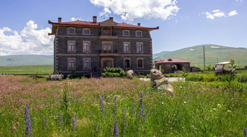 Cildir Hotel | Family-Friendly Lake Cildir Lodge with Breakfast & Kitchen