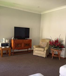 Lake Clifton Hotel | lake clifton tavern and motel