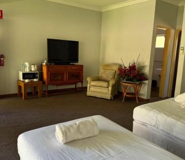 Lake Clifton Hotel | lake clifton tavern and motel