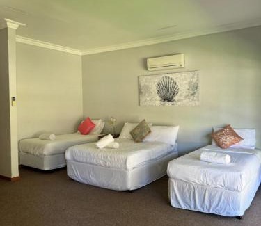 Lake Clifton Hotel | lake clifton tavern and motel