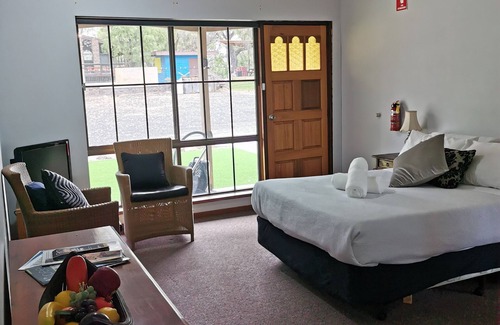 Lake Clifton Hotel | Lake Clifton Tavern