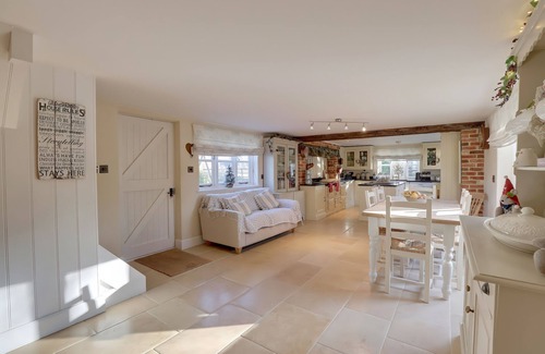 Swindon Cottage | LAKE COTTAGE, family friendly, with open fire in Swindon