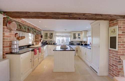 Swindon Cottage | LAKE COTTAGE, family friendly, with open fire in Swindon
