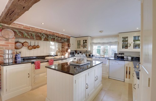 Swindon Cottage | LAKE COTTAGE, family friendly, with open fire in Swindon
