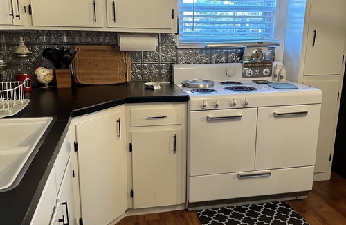 Cookson Cottage | Mayflower Cottage: Pet-Friendly Retreat Near Chicken Creek Ramp