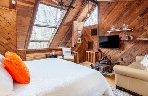 Gainesville Cottage | Lake Cottage- With Pontoon, Jet Ski’s, Hot Tub and Party Top Dock
