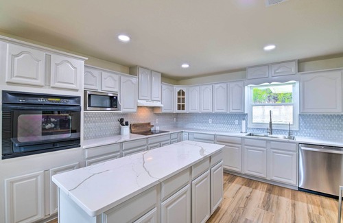 Granbury House | Discover 'Lake Dayz' Granbury Retreat with Private Dock