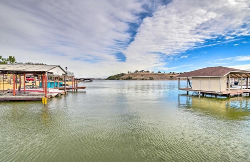 Granbury House | Tranquil Lake Dayz Granbury Retreat with Private Dock