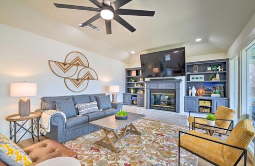 Granbury House | Tranquil Lake Dayz Granbury Retreat with Private Dock