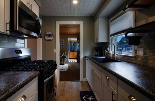 Delavan Lake Cottage | Lakefront Cottage Retreat with Pier and Scenic Lake Views
