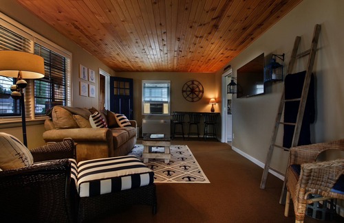 Delavan Lake Cottage | Lakefront Cottage Retreat with Pier and Scenic Lake Views