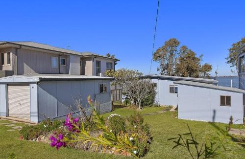 Buff Point House | Pet-Friendly Lake Edge Cottage with Oceanfront Views