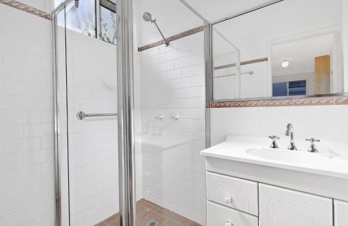 Buff Point House | Pet-Friendly Lake Edge Cottage with Oceanfront Views