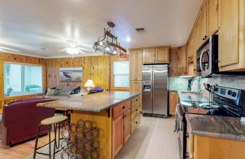 Kingsland House | Pet-Friendly Lake Escape with 9/10 Guest Rating