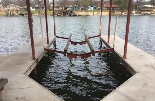 Kingsland House | Pet-Friendly Lake Escape with 9/10 Guest Rating