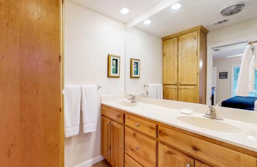 Kingsland House | Pet-Friendly Lake Escape with 9/10 Guest Rating