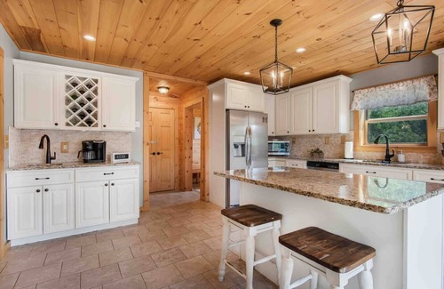 South Kortright Cabin | Lake Eugene 5 BR Log Home: Pet-Friendly & Lakefront Retreat