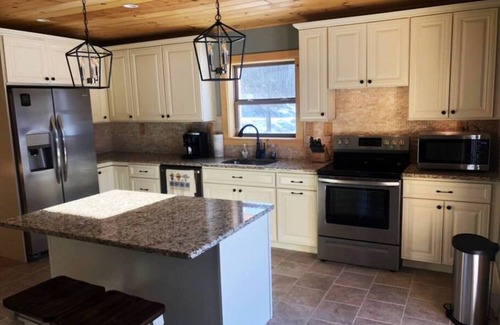 South Kortright Cabin | Lake Eugene 5 BR Log Home: Pet-Friendly & Lakefront Retreat