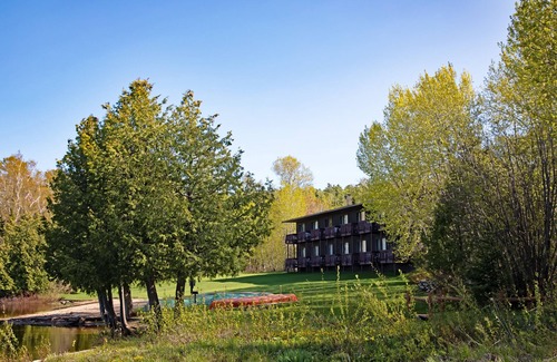 Copper Harbor Apartment | Lake Fanny Hooe Resort: Pet-Friendly Retreat with Balcony