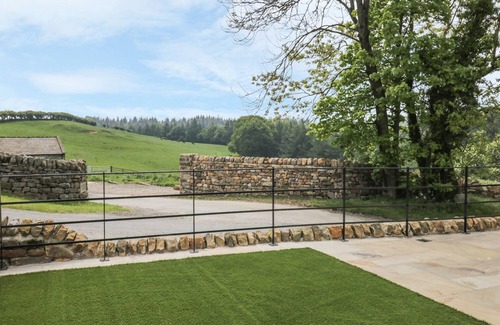Grantley Cottage | Relax at Lake Farm Cottage with Spa and Breakfast Included