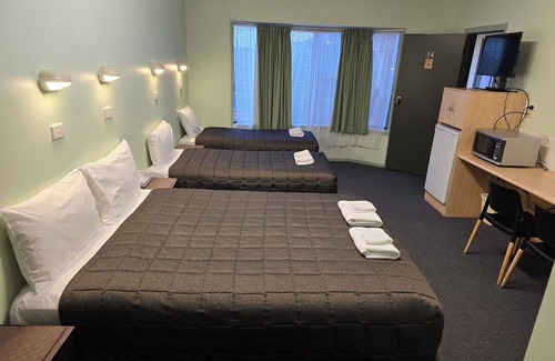 Forbes Hotel | Relax at Lake Forbes Motel with Pool and Breakfast Included