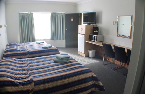Forbes Hotel | Relax at Lake Forbes Motel with Pool and Breakfast Included