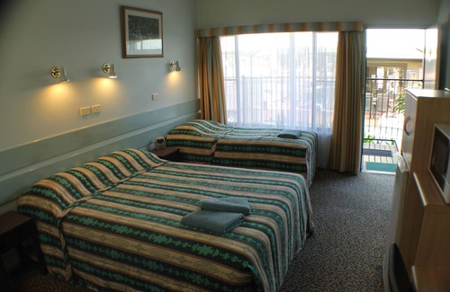 Forbes Hotel | Relax at Lake Forbes Motel with Pool and Breakfast Included