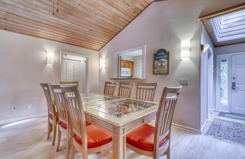 Sea Pines Hotel | Family-Friendly Retreat at Lake Forest 3325 with Pool