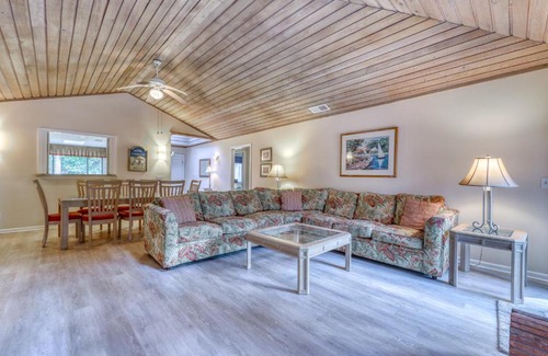 Sea Pines Hotel | Family-Friendly Retreat at Lake Forest 3325 with Pool