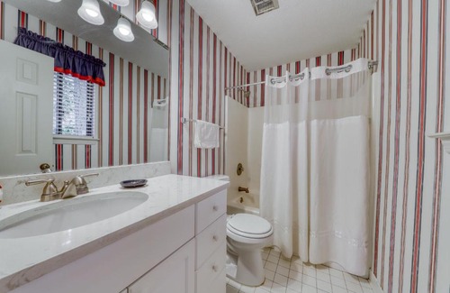 Sea Pines Hotel | Family-Friendly Retreat at Lake Forest 3325 with Pool