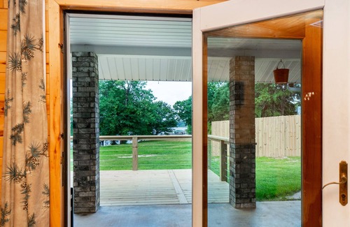 Yantis House | Lake Fork Waterfront Retreat