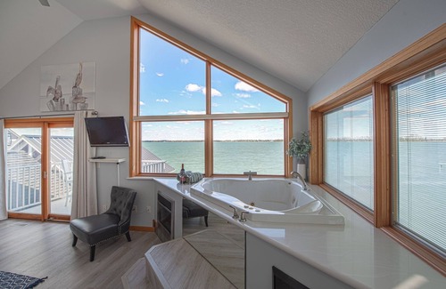 St. Marys House | Exquisite Lakefront Retreat with Pool & Boat Docks