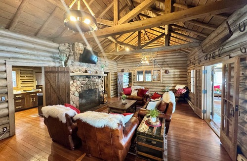 Duluth House | Secluded Lake Front Log Lodge - 9.8 Rated & Dog Friendly