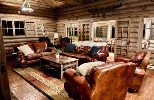 Duluth House | Secluded Lake Front Log Lodge - 9.8 Rated & Dog Friendly