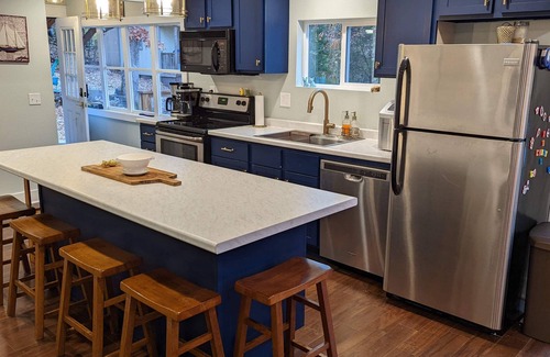 Eagle Rock House | Lake Front Cabin - 10/10 Rated with Pool & Ocean Views