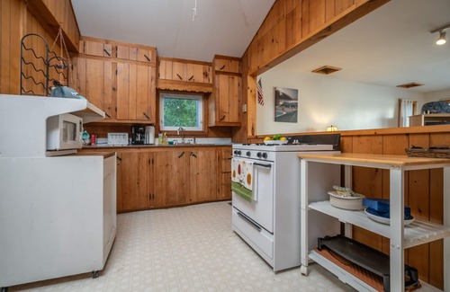 St. Albans Cabin | Lake Front Cabin with Breathtaking Sunsets & Pool Access