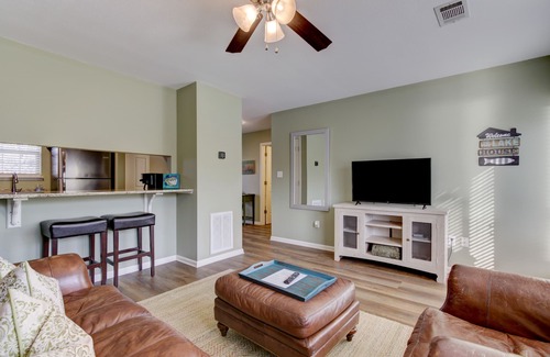 Mid America Condo | Lakefront Condo with Boat Slip Near Bathhouse Row