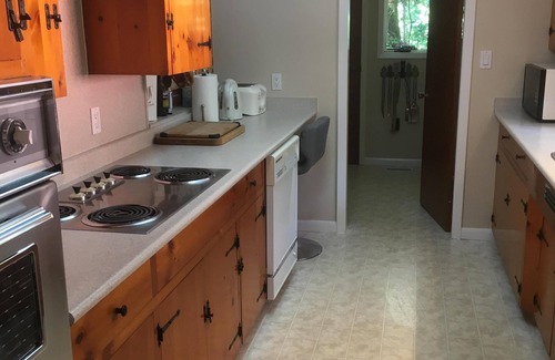 Port Alberni House | Cozy Lakefront Cottage with Spa and Ocean Views