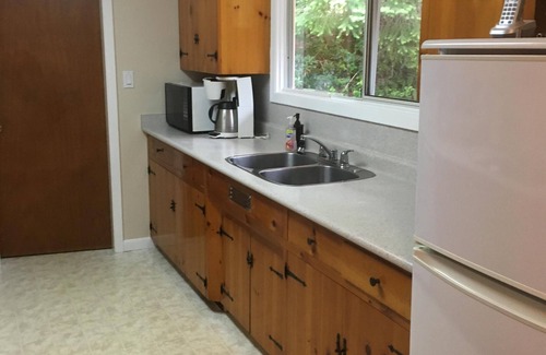 Port Alberni House | Cozy Lakefront Cottage with Spa and Ocean Views