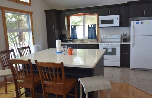 Torrance Cottage | Pet-Friendly Lake Front Cottage for Family Getaways