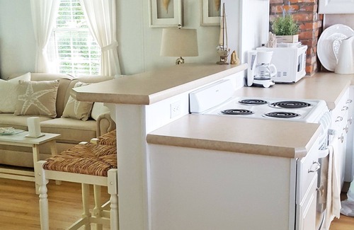 Vermilion House | Lake Front Cottage with Balcony and Scenic Ocean Views