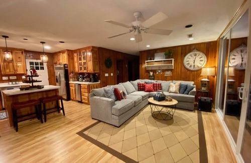 Rockwood Cottage | LakeFront Cottage: Ideal Retreat with Pool & Hot Tub