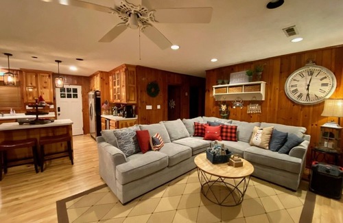 Rockwood Cottage | LakeFront Cottage: Ideal Retreat with Pool & Hot Tub