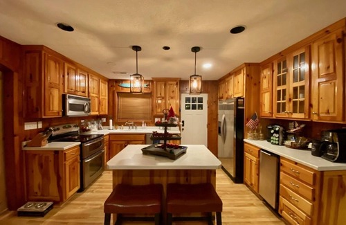 Rockwood Cottage | LakeFront Cottage: Ideal Retreat with Pool & Hot Tub