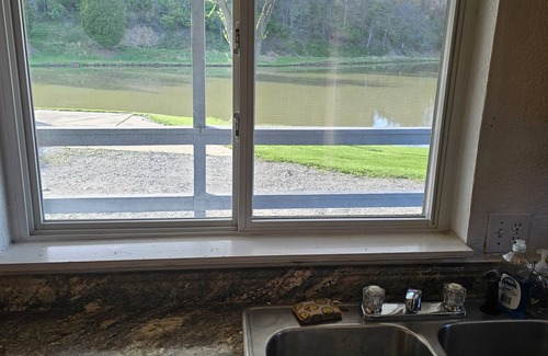 Wendel Cottage | Idyllic Lake Front Retreat in Edenton - Family-Friendly Getaway