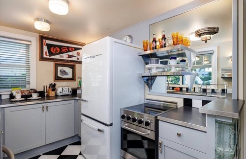 Lake Oswego House | Discover Lake Front Fun at The Little Cottage on West Bay