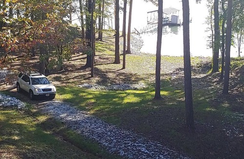 Seneca House | Serene Lake Front Hartwell House Near Clemson with Pool
