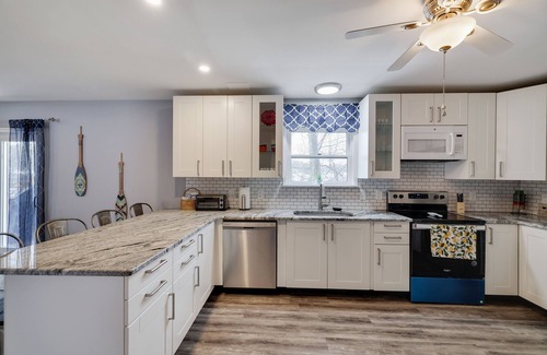 Bushkill House | Serene Lakefront Retreat in Saw Creek, Bushkill - 9.8 Rated